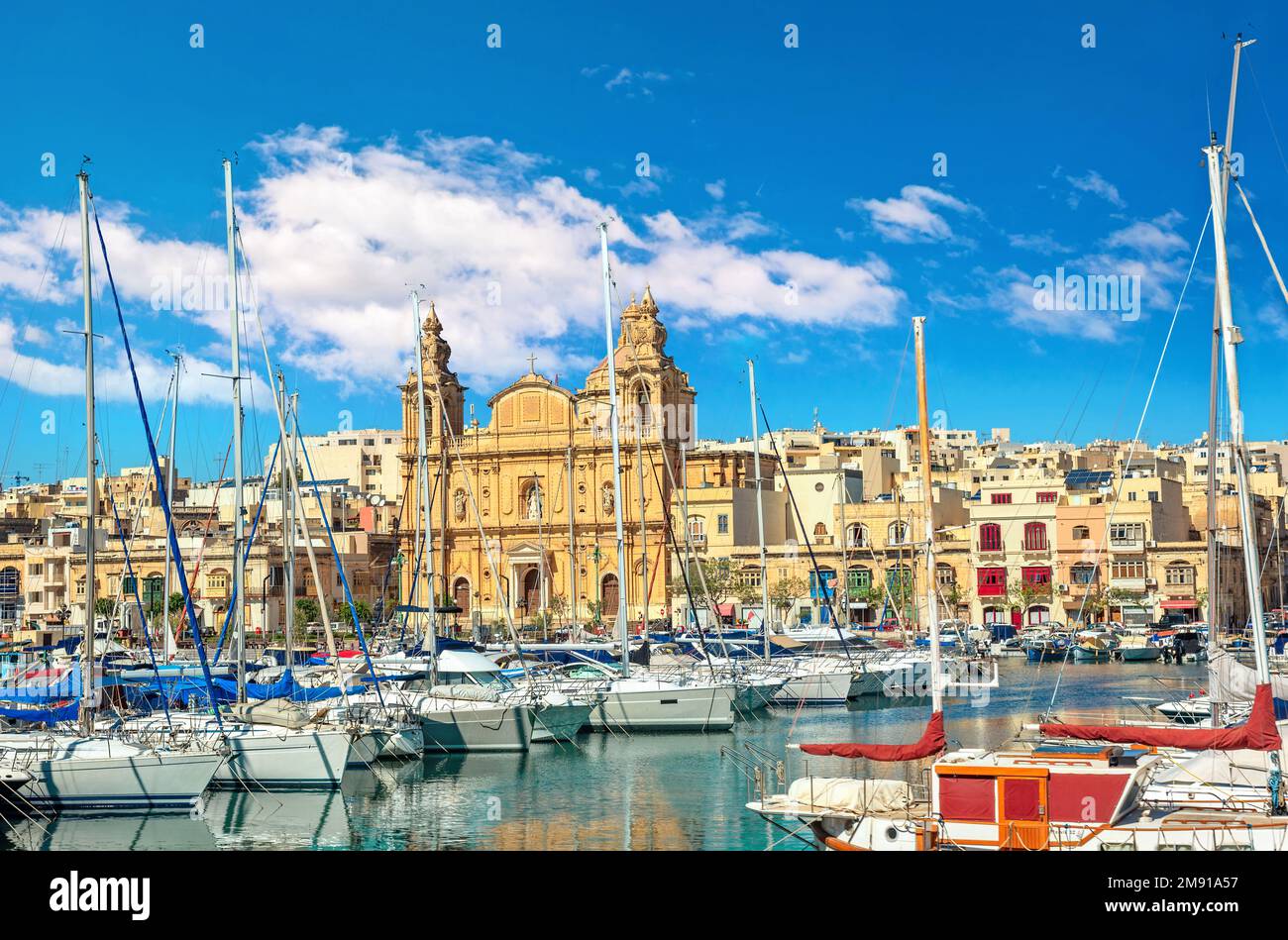 Malerisches Stadtbild mit Yachthafen und Blick auf die katholische Pfarrkirche. Valetta, Malta Stockfoto