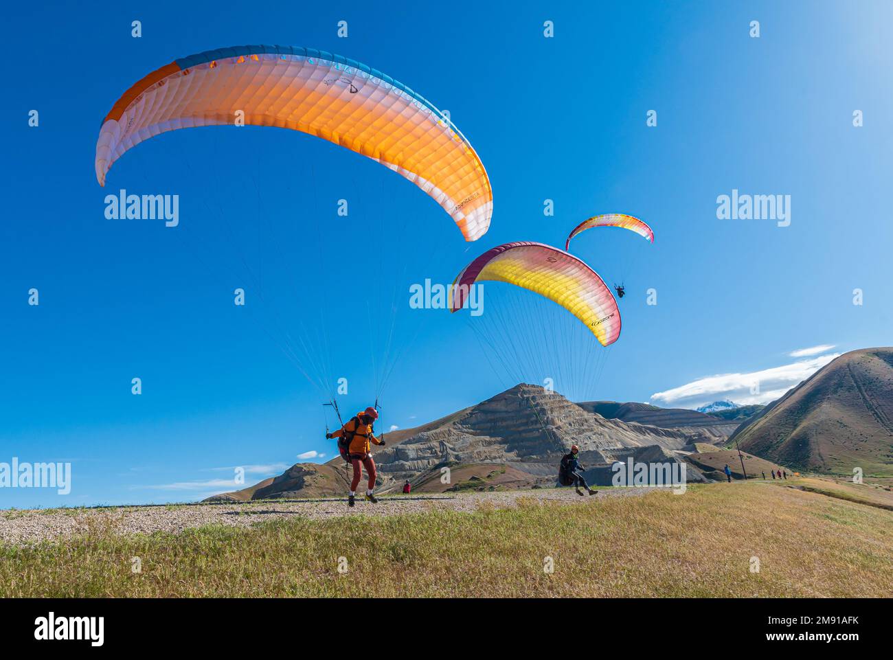 Gleitschirme bereit zum Start am Point of the Mountain Flight Park in Utah Stockfoto