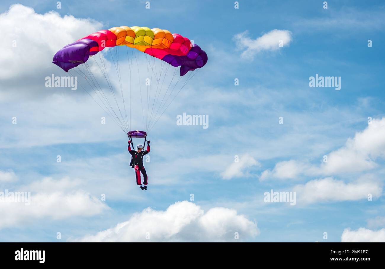 Ein Fallschirmspringer kommt zur Landung bei DZone Skydiving in Star Idaho Stockfoto