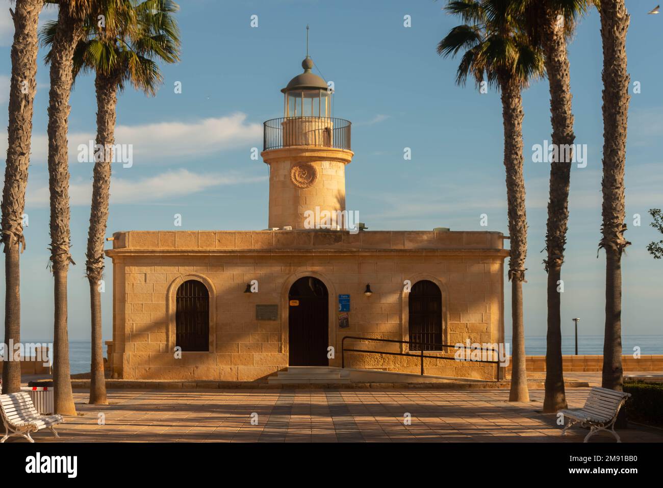 ROQUETAS DE MAR, SPANIEN - 24. NOVEMBER 2022 eines der vielen wunderschönen historischen Gebäude in der Stadt Roquetas de Mar, erbaut im Jahr 1863 Stockfoto