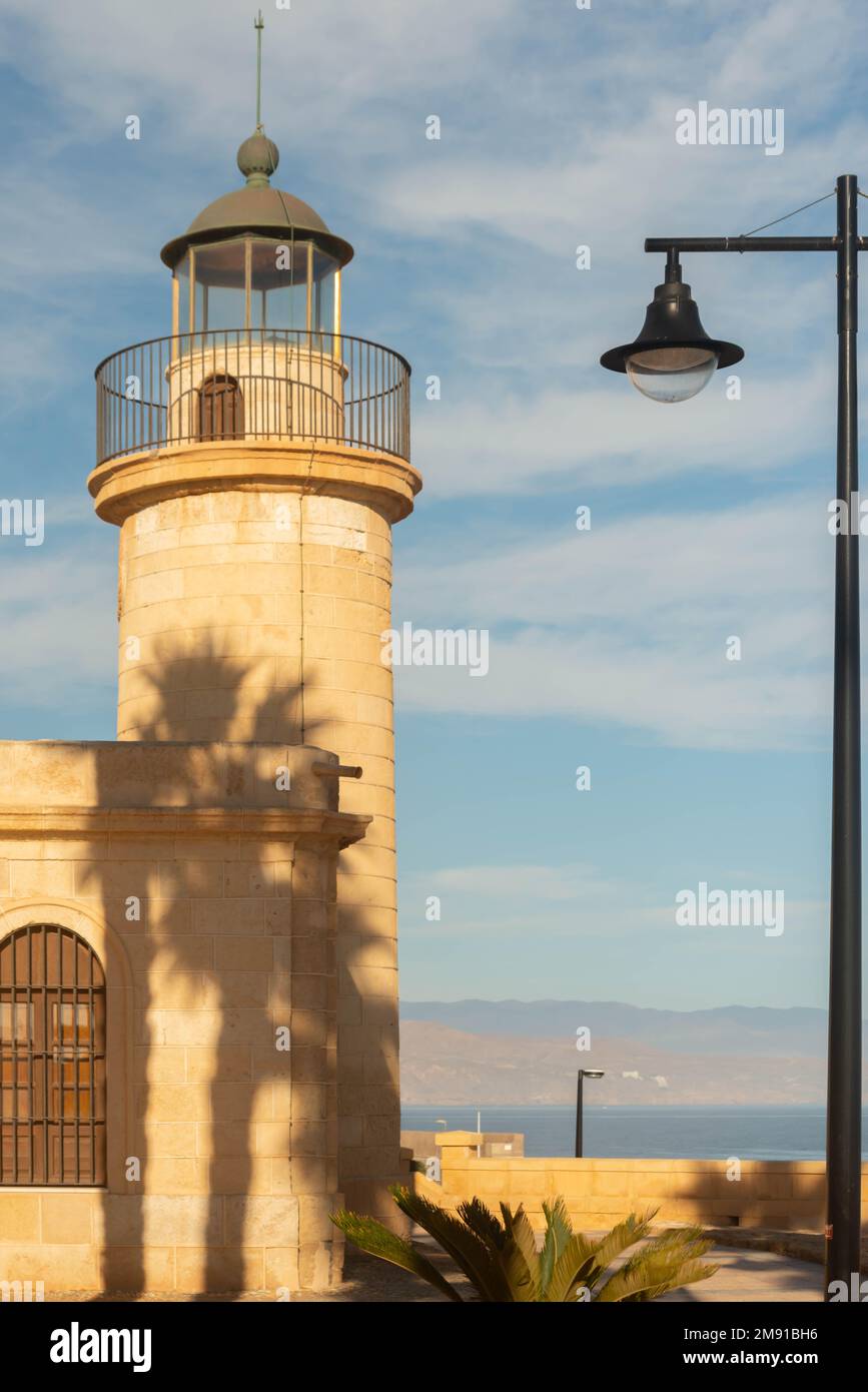 ROQUETAS DE MAR, SPANIEN - 24. NOVEMBER 2022 eines der vielen wunderschönen historischen Gebäude in der Stadt Roquetas de Mar, erbaut im Jahr 1863 Stockfoto