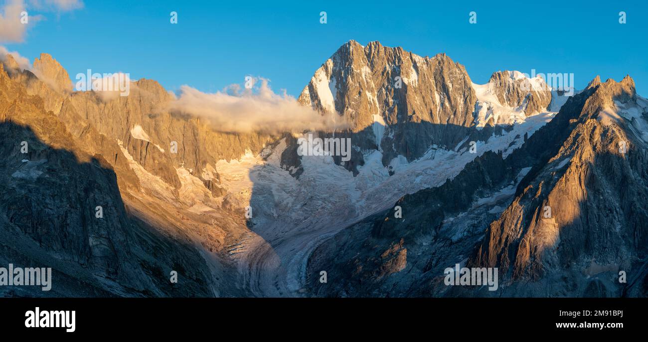Das Panorama des Grand Jorasses Massivs im Abendlicht. Stockfoto