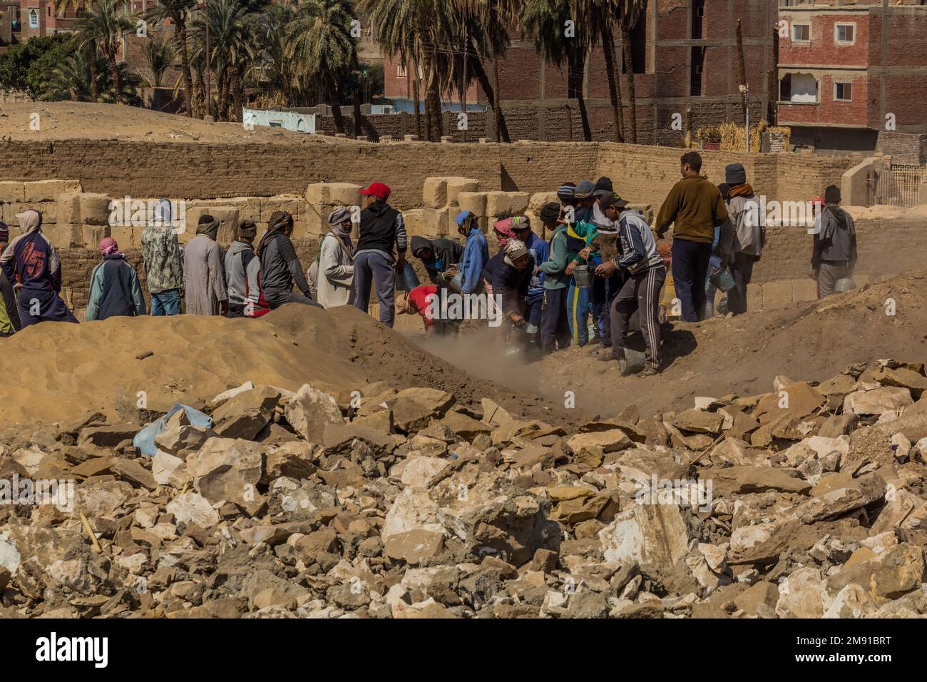 ABYDOS, ÄGYPTEN - 19. FEBRUAR 2019: Gruppe von Arbeitern bei Ausgrabungen in Abydos, Ägypten Stockfoto