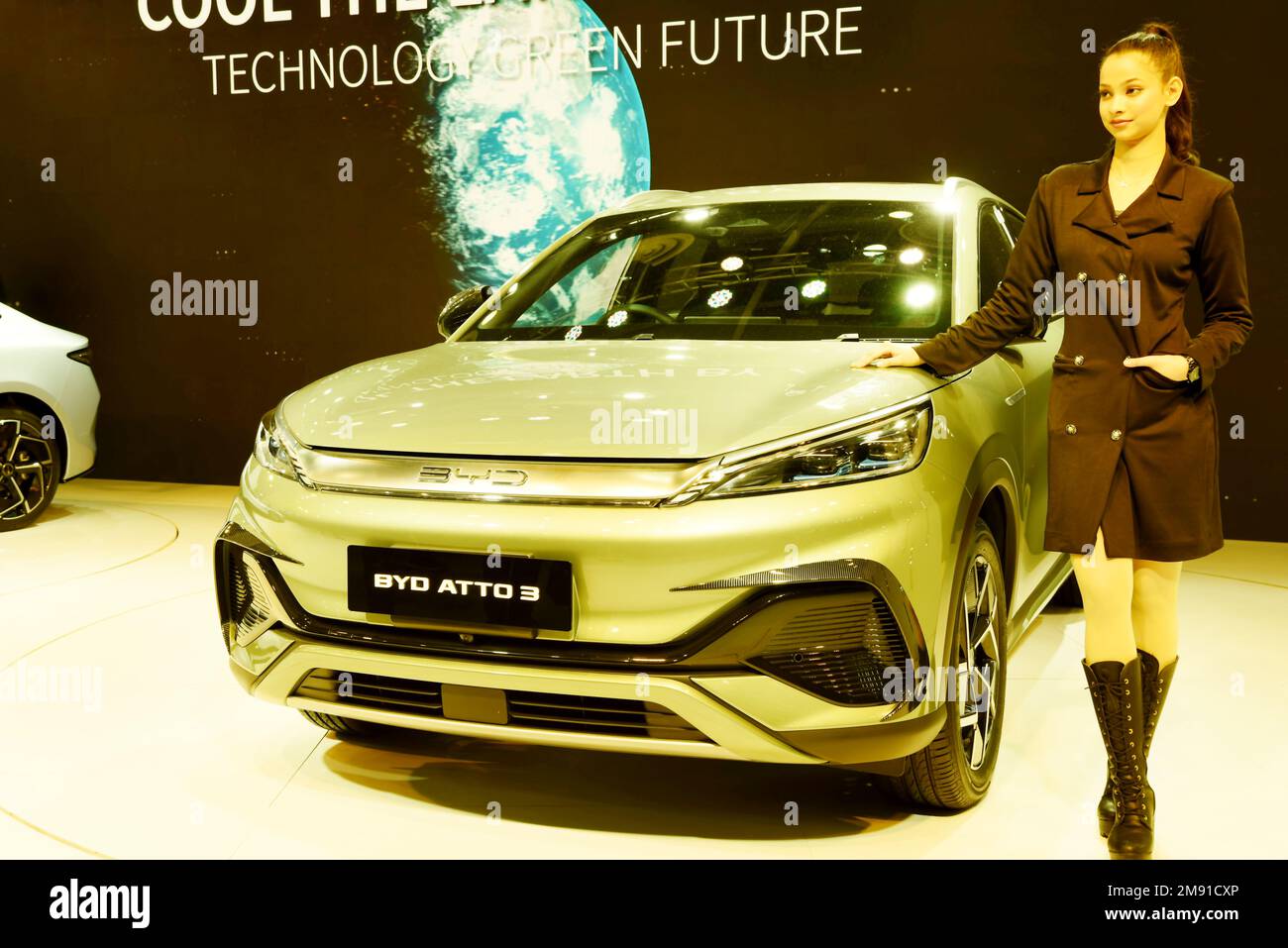 GREATER NOIDA, INDIEN - 13. JANUAR 2023: Das Fahrzeug BYD Atto 3 wird auf der Auto Expo 2023 im India Expo Mart, Greater Noida in Indien, ausgestellt. Stockfoto