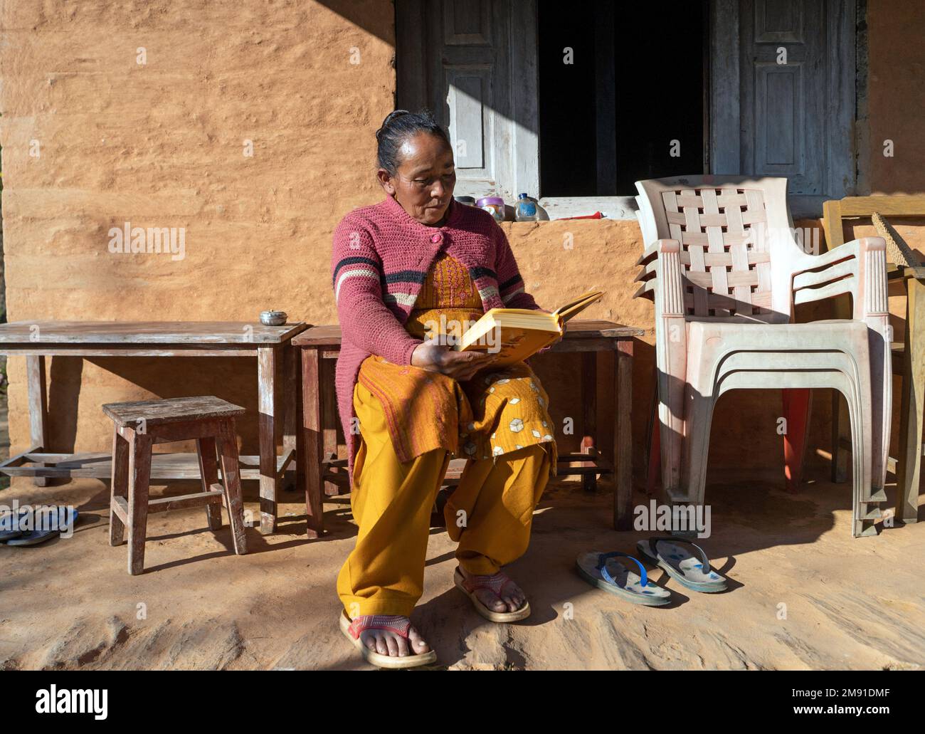 Dolakha District, Nepal - 2022. Dezember - Seniorin zu Hause im Hinterhof Stockfoto