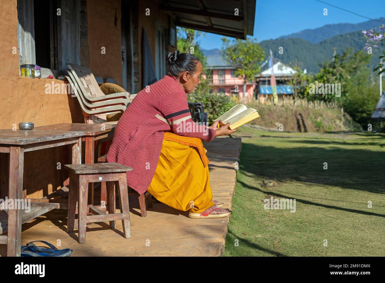 Dolakha District, Nepal - 2022. Dezember - Seniorin zu Hause im Hinterhof Stockfoto