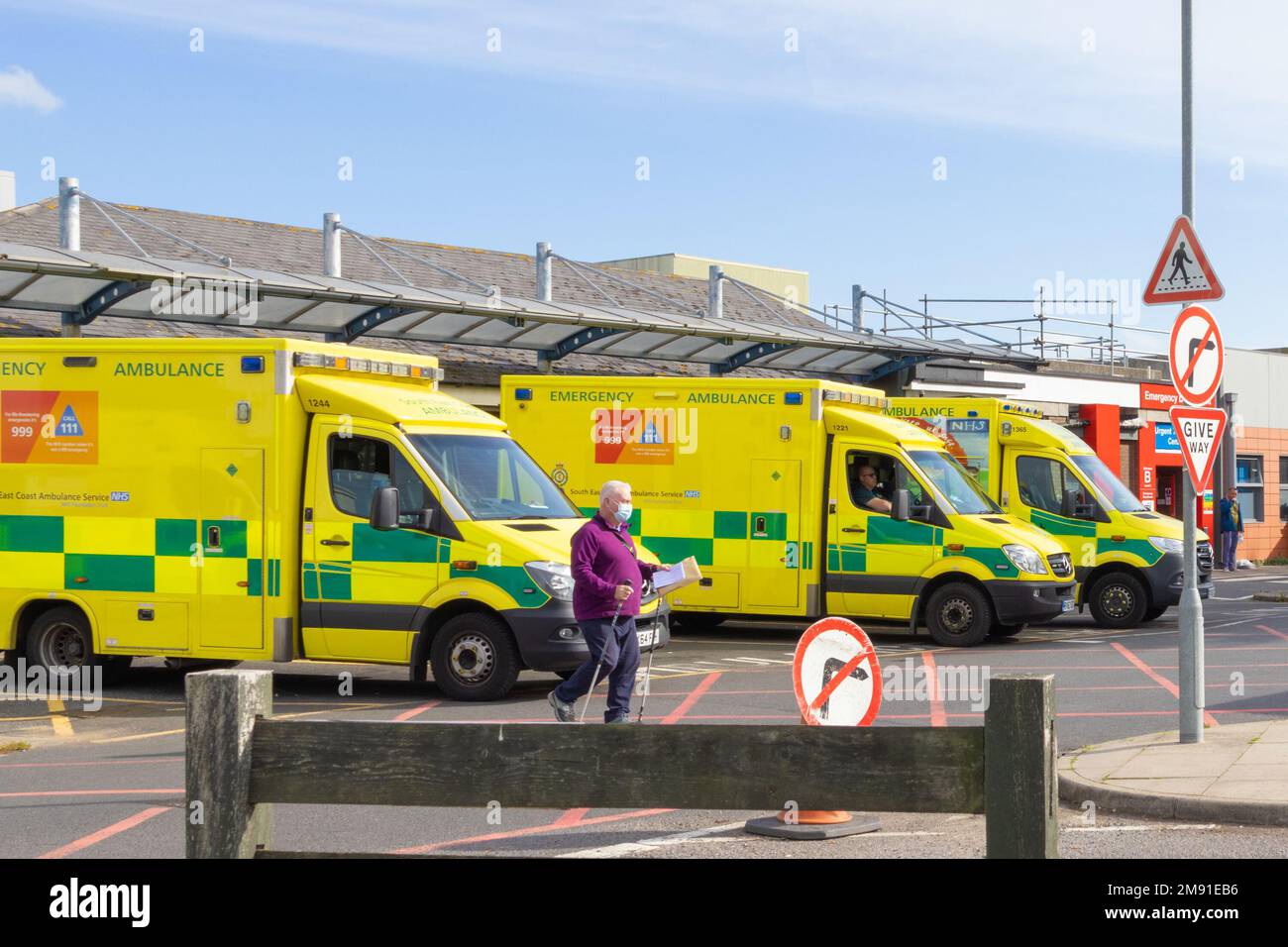 Krankenwagen warten vor der Unfall- und Notaufnahme, Eastbourne Hospital, East Sussex, großbritannien Stockfoto