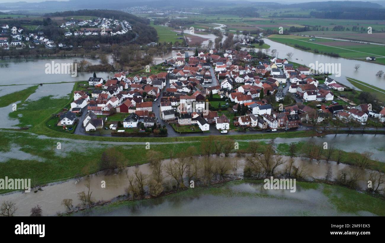 Roth Bei Marburg, Deutschland. 16. Januar 2023. Die Lahn hat ihre Ufer überflutet, und Roth in der Gemeinde Weimar (Marburg-Biedenkopf) ist von Wasser umgeben. Die Hochwassersituation an der Lahn hat sich leicht gebessert, aber neue Niederschläge könnten zu weiteren Überschwemmungen führen. Kredit: Nadine Weigel/Nadine Weigel/dpa/dpa/Alamy Live News Stockfoto