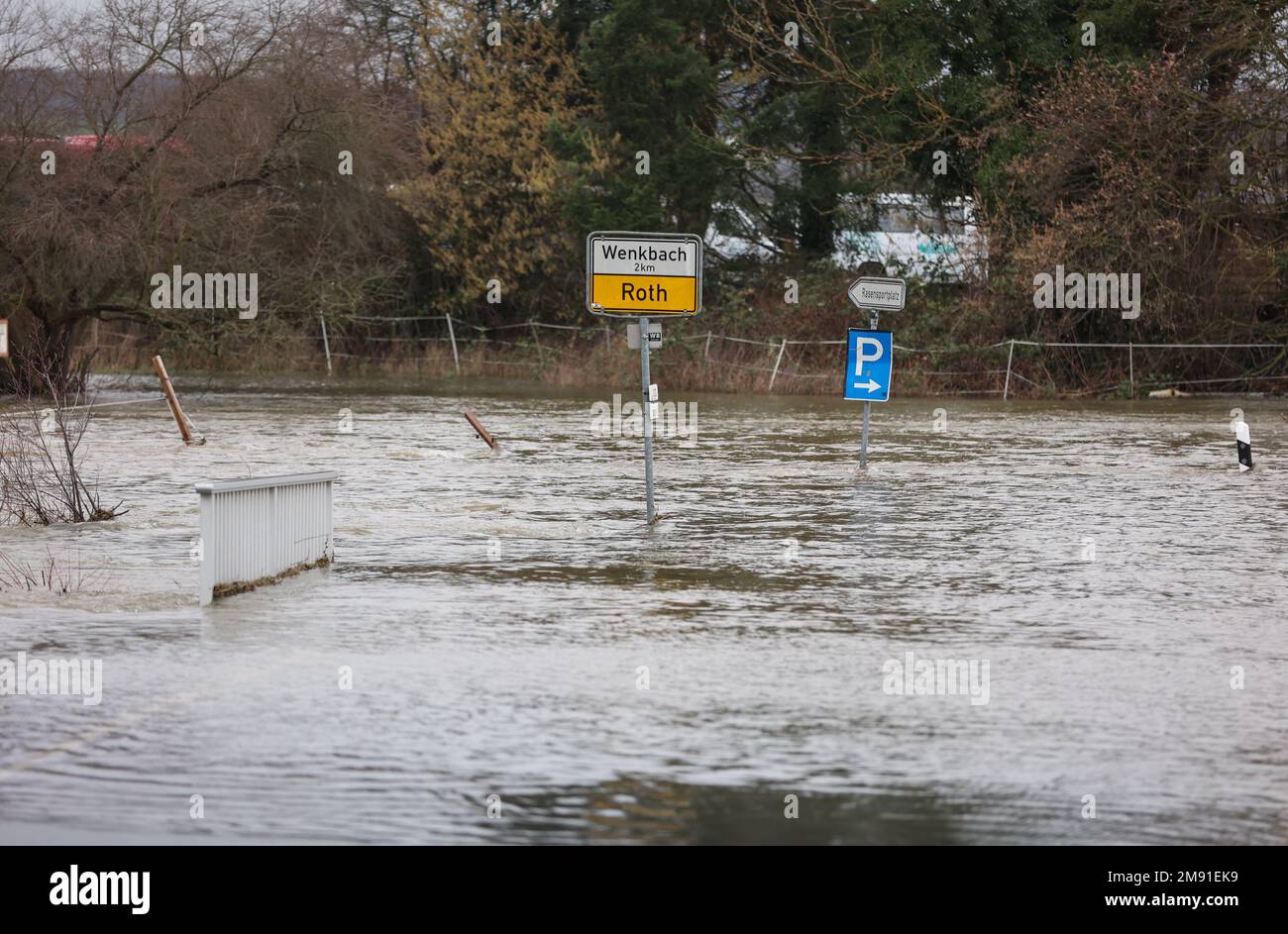 Roth Bei Marburg, Deutschland. 16. Januar 2023. Die Lahn hat ihre Ufer überflutet und eine Straße in Roth in der Gemeinde Weimar (Marburg-Biedenkopf) ist überflutet. Die Hochwassersituation an der Lahn hat sich leicht gebessert, aber neue Niederschläge könnten zu weiteren Überschwemmungen führen. Kredit: Nadine Weigel/Nadine Weigel/dpa/dpa/Alamy Live News Stockfoto