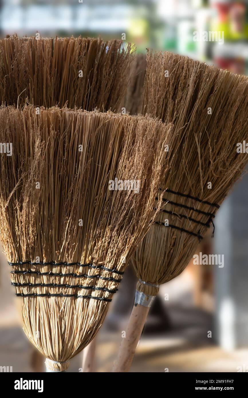 Ein selektives Aufnehmen von Strohbesen in einem Markt Stockfoto