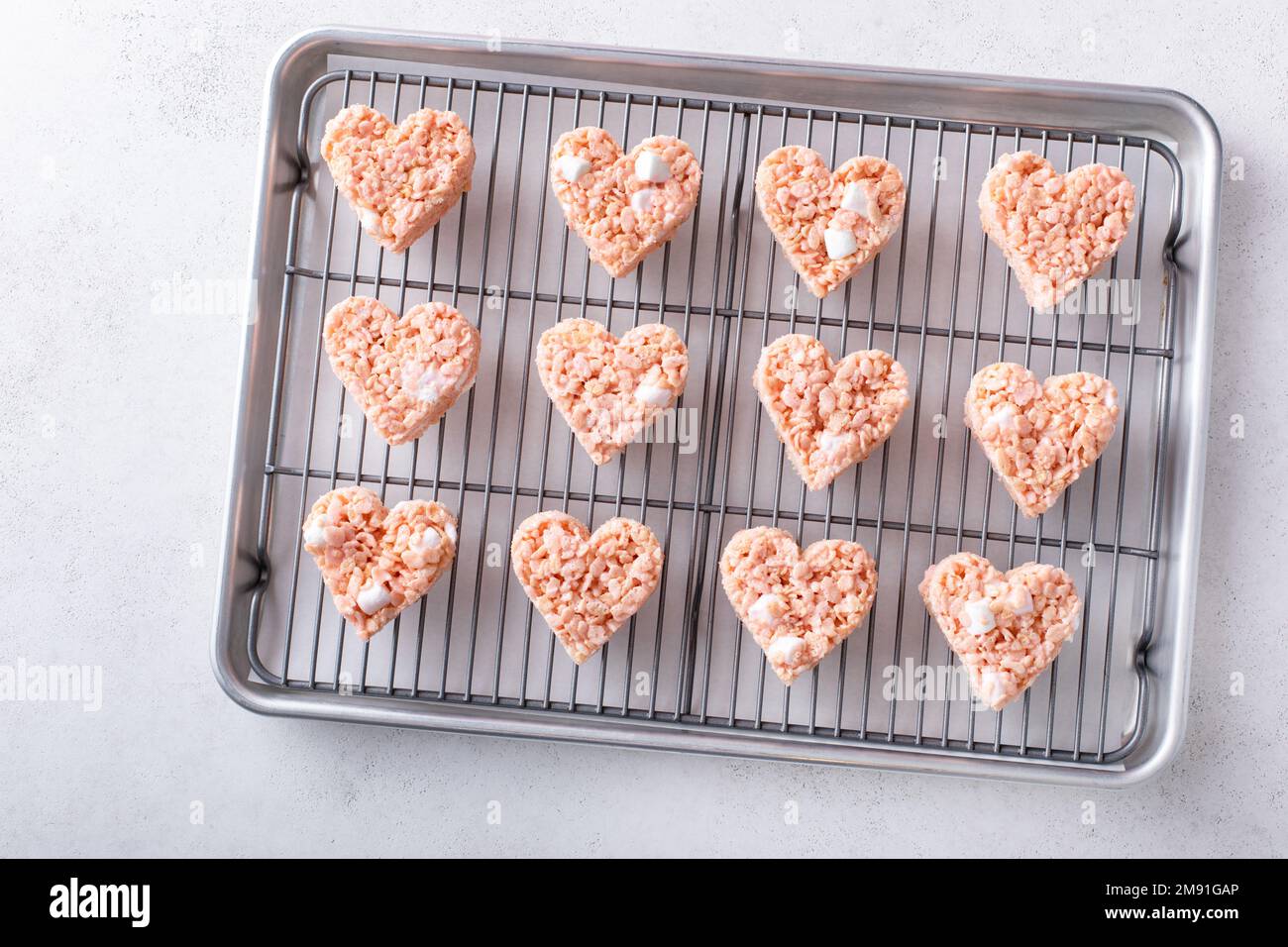 Herzförmige Reiskrispie-Leckereien zum Valentinstag Stockfoto