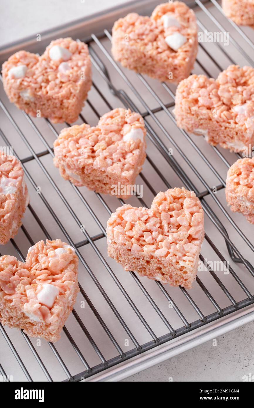 Herzförmige Reiskrispie-Leckereien zum Valentinstag Stockfoto