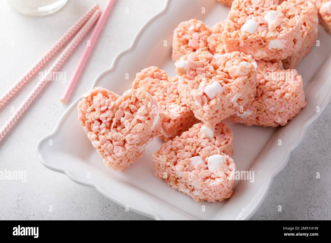 Herzförmige Reiskrispie-Leckereien zum Valentinstag Stockfoto