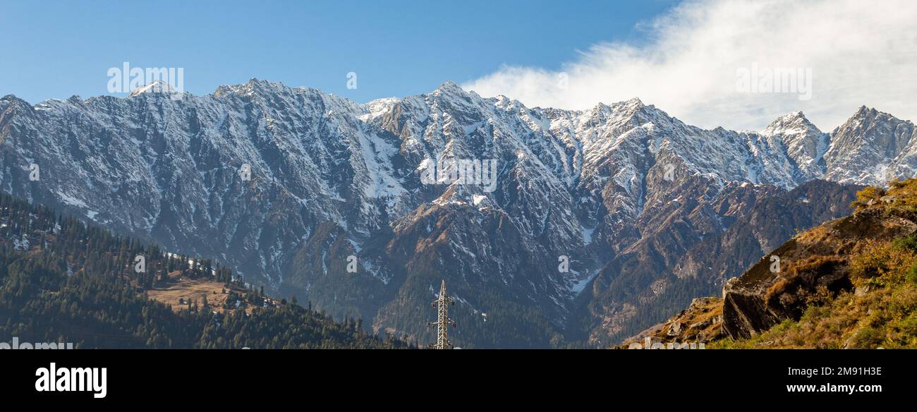 Manali-Farben in Himachal Pradesh Indien. Panoramablick auf den Himalaya. Regenbogenwasserfall des Jogni Wasserfalls Wanderung in der Natur von Manali Himachal Pradesh Stockfoto
