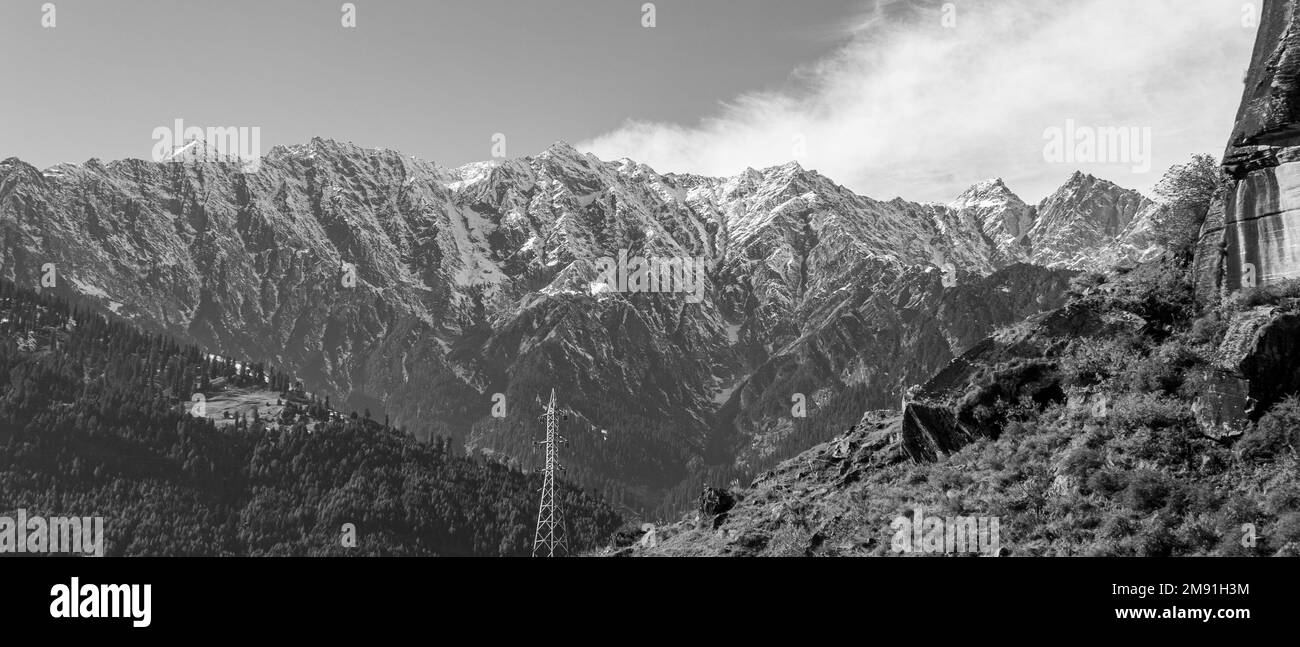 Manali-Farben in Himachal Pradesh Indien. Panoramablick auf den Himalaya. Regenbogenwasserfall des Jogni Wasserfalls Wanderung in der Natur von Manali Himachal Pradesh Stockfoto