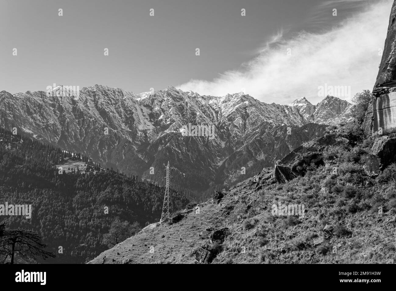 Manali-Farben in Himachal Pradesh Indien. Panoramablick auf den Himalaya. Regenbogenwasserfall des Jogni Wasserfalls Wanderung in der Natur von Manali Himachal Pradesh Stockfoto
