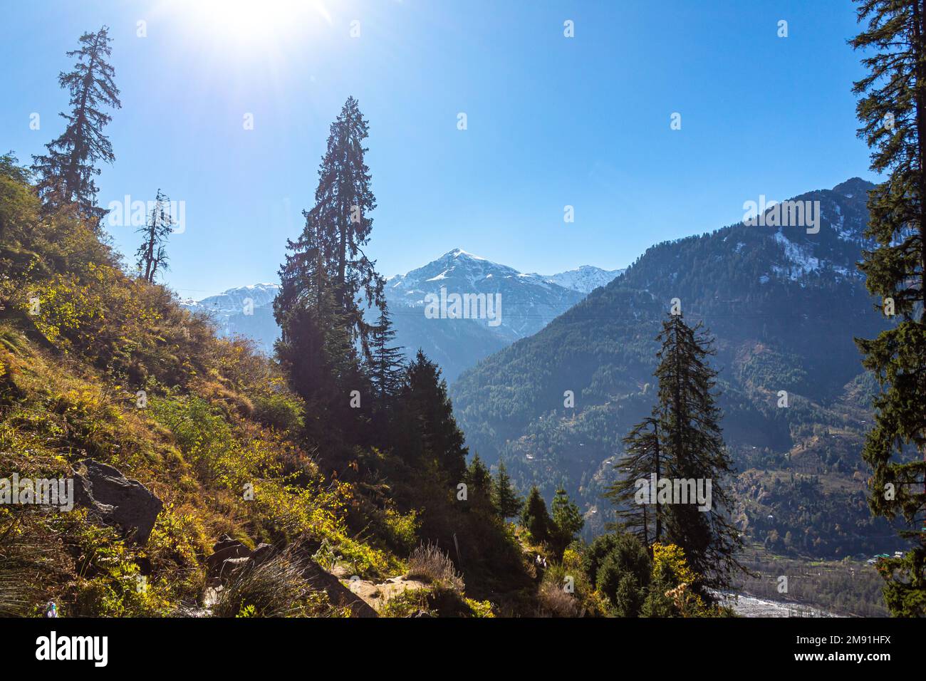 Manali-Farben in Himachal Pradesh Indien. Panoramablick auf den Himalaya. Regenbogenwasserfall des Jogni Wasserfalls Wanderung in der Natur von Manali Himachal Pradesh Stockfoto