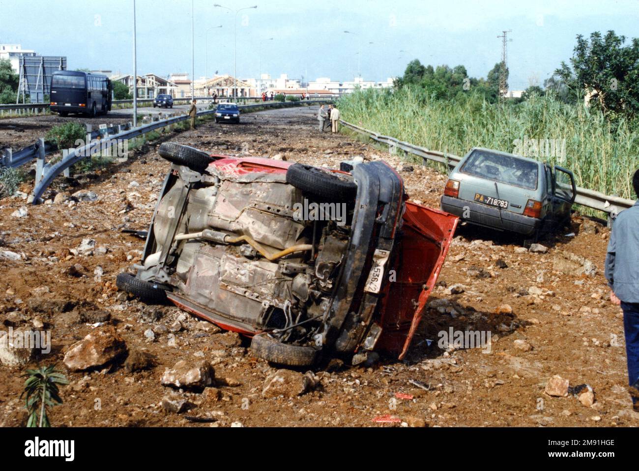 Palermo, Italien. 17. Januar 2023. **SONDERGEBÜHR** **SONDERGEBÜHR** MASSAKER VON CAPACI, VERSUCH AUF DEN MAGISTRAT GIOVANNI FALCONE. AUF DEM FOTO KÖNNEN DIE AUTOS VON ZIVILISTEN (PALERMO - 1992-05-23, Studio Camera/Giacominofoto) ps das Foto in Bezug auf den Kontext verwendet werden, in dem es aufgenommen wurde, und ohne die diffamierende Absicht des Dekorums der repräsentierten Personen redaktionelle Verwendung nur Kredit: Unabhängige Fotoagentur/Alamy Live News Stockfoto