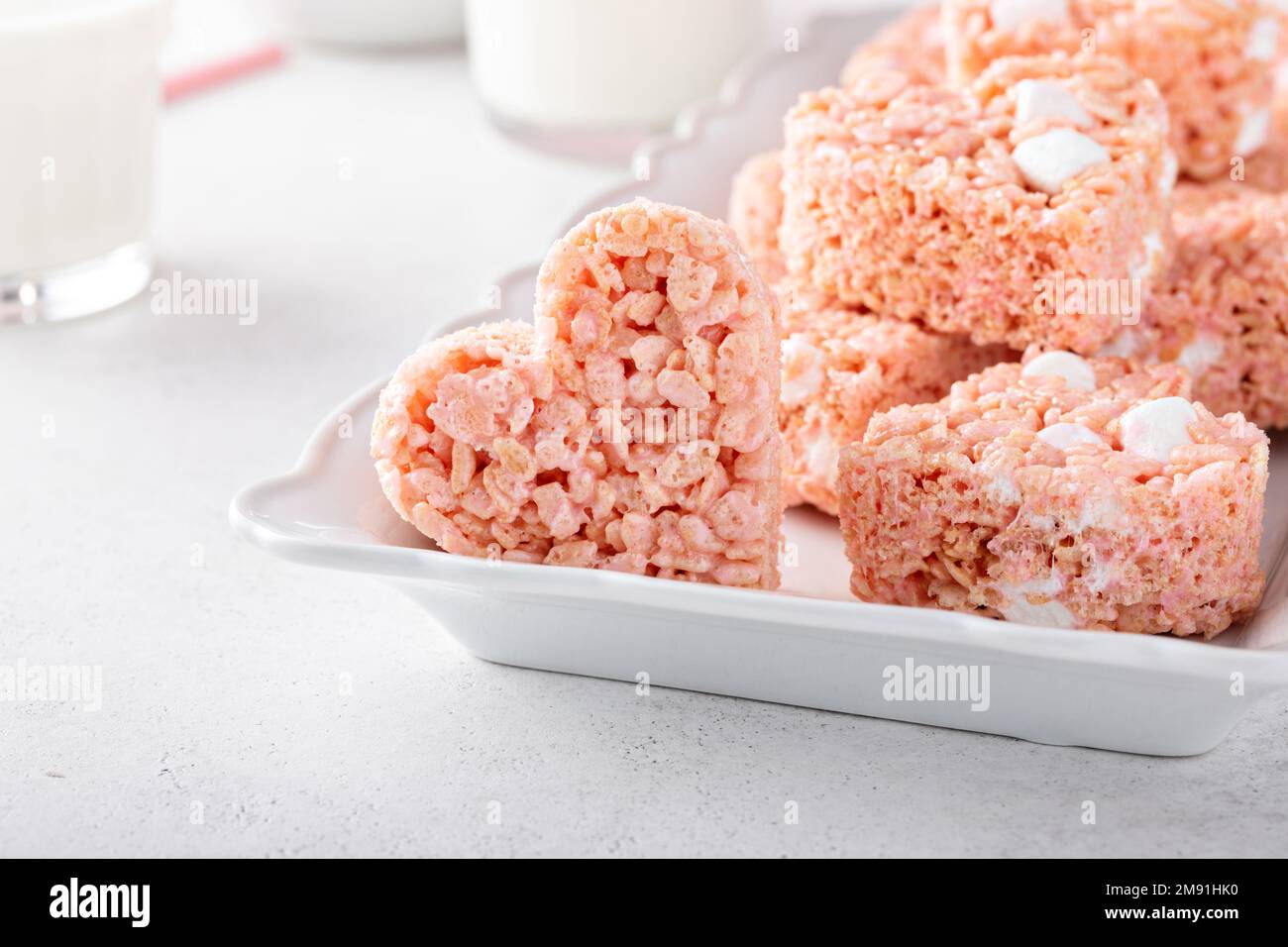 Herzförmige Reiskrispie-Leckereien zum Valentinstag Stockfoto
