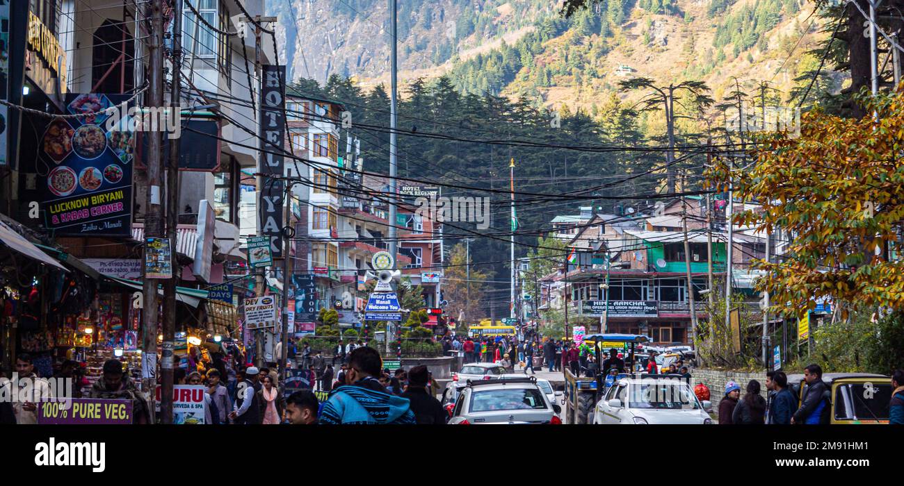 Die Mall ist eine Hauptfußgängerzone in Manali, dem indischen Bundesstaat Himachal Pradesh. Mall Road ist eine der berühmten Attraktionen in Manali. Natürliche Schönheit Stockfoto