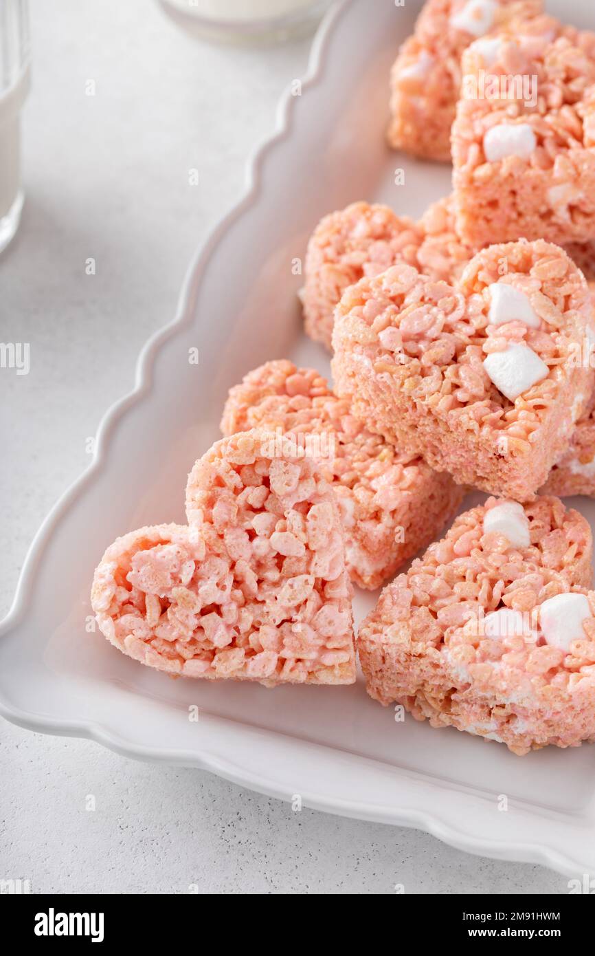 Herzförmige Reiskrispie-Leckereien zum Valentinstag Stockfoto