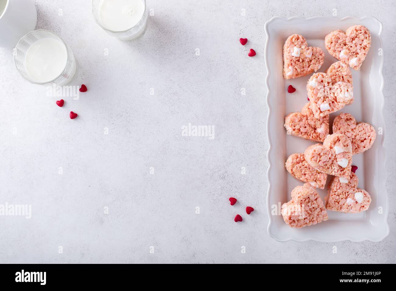 Herzförmige Reiskrispie-Leckereien zum Valentinstag Stockfoto
