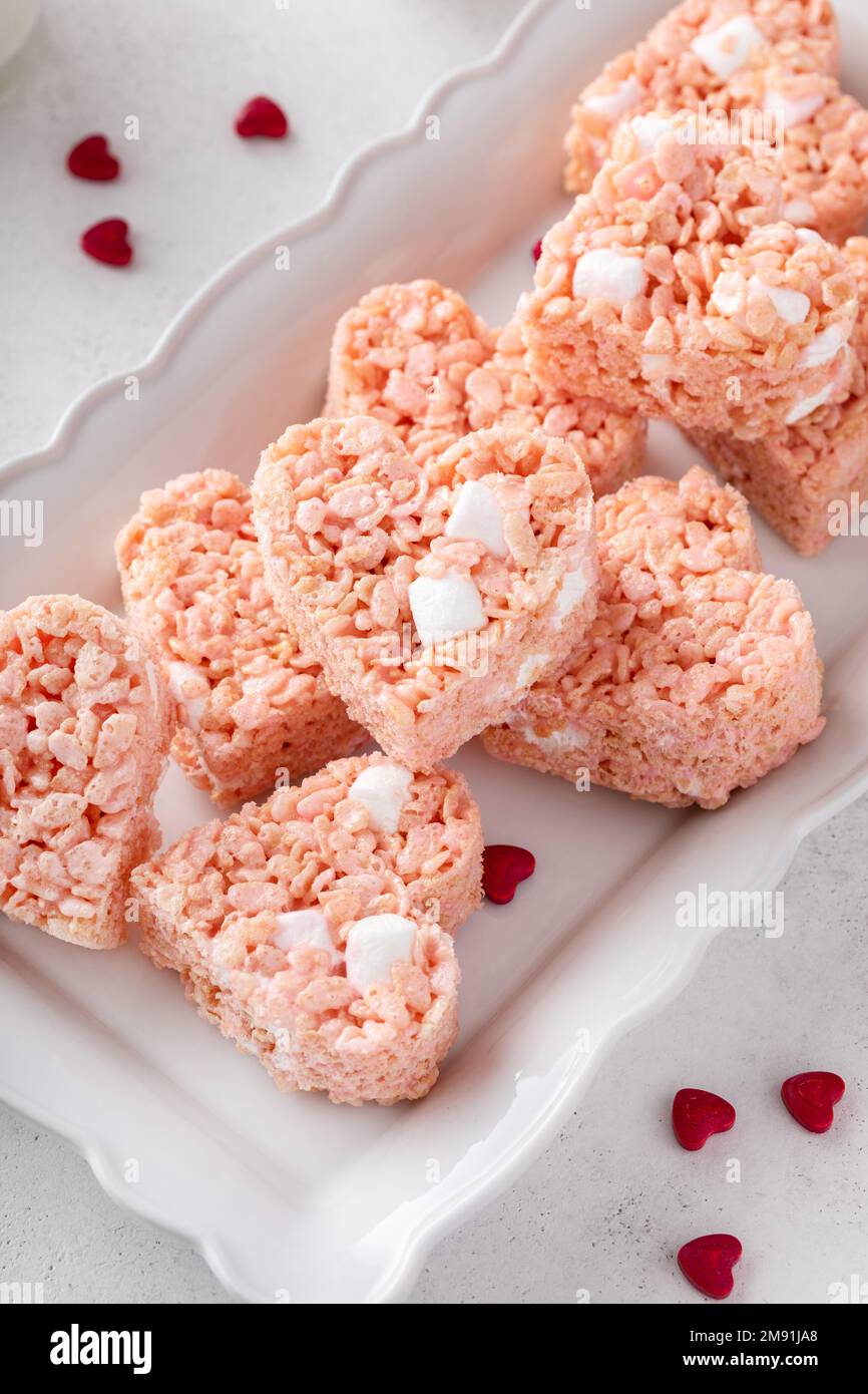 Herzförmige Reiskrispie-Leckereien zum Valentinstag Stockfoto