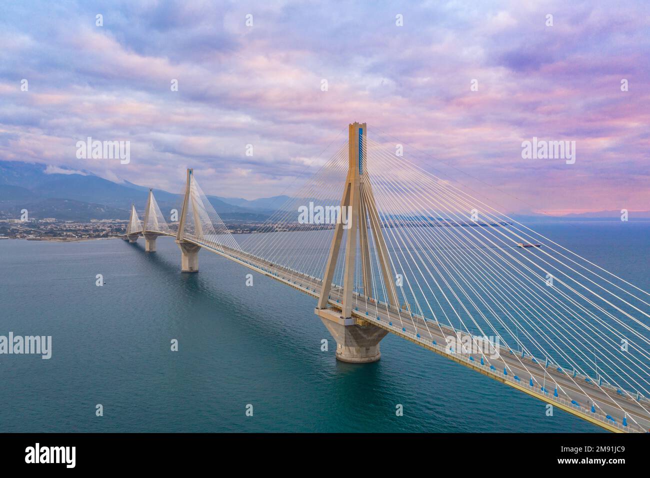 Die Rio-Antirrio-Brücke, offiziell die Charilaos-Trikoupis-Brücke, die längste mehrspurige Kabelbrücke und die längste der voll aufgehängten Brücke, G Stockfoto