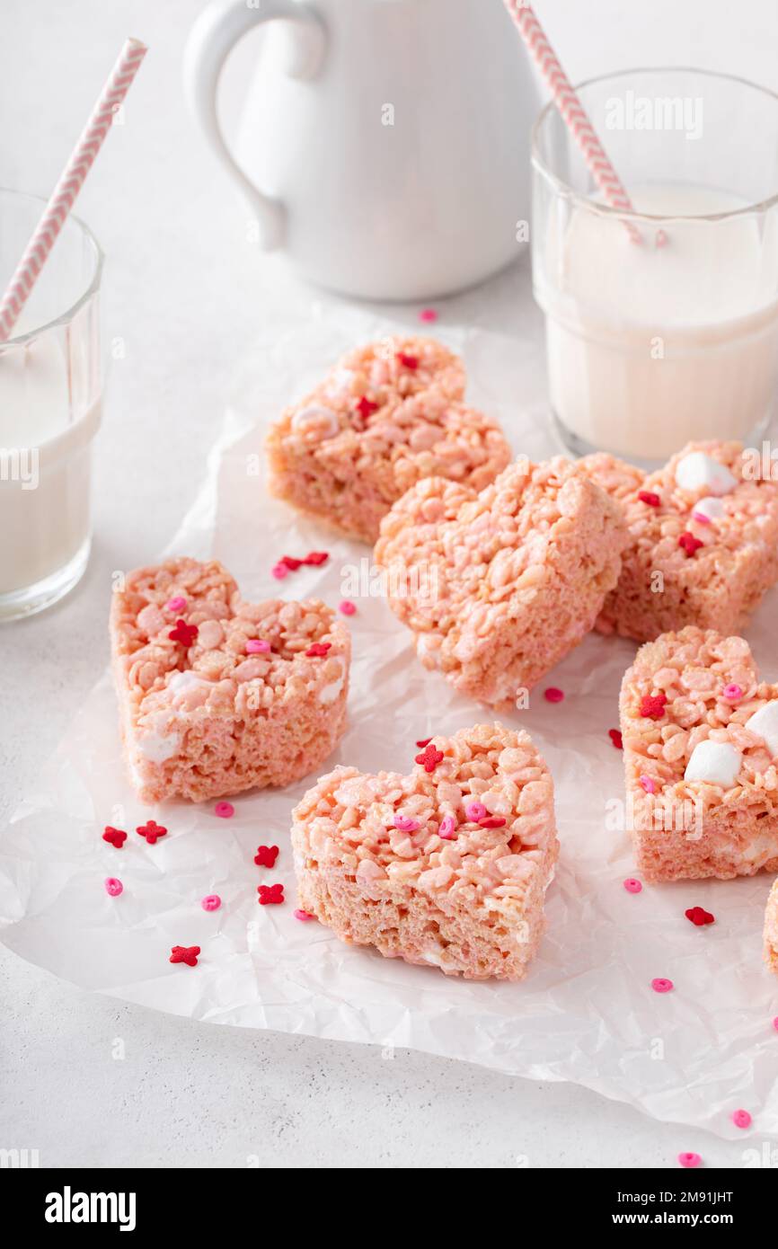 Herzförmige Reiskrispie-Leckereien zum Valentinstag Stockfoto