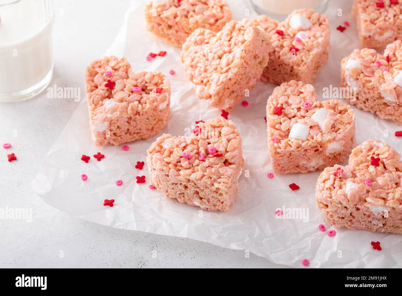 Herzförmige Reiskrispie-Leckereien zum Valentinstag Stockfoto
