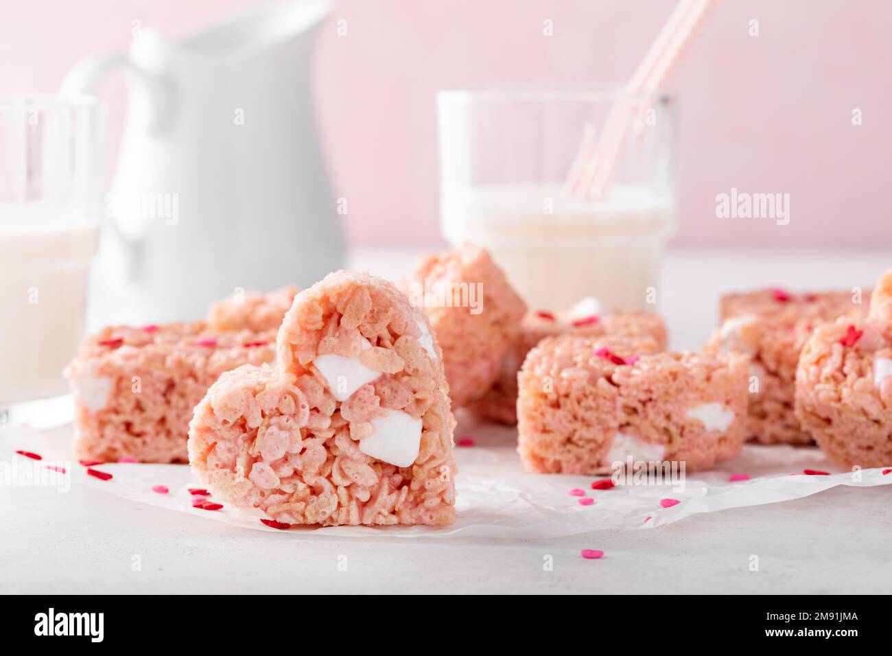 Herzförmige Reiskrispie-Leckereien zum Valentinstag Stockfoto