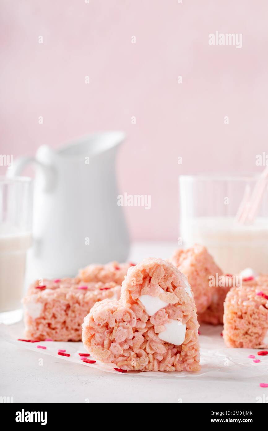 Herzförmige Reiskrispie-Leckereien zum Valentinstag Stockfoto