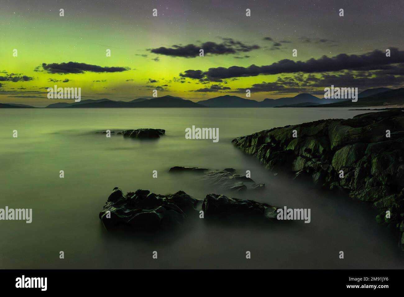 Nordlichter (Aurora Borealis) von Bagh Steinigidh Beach mit Blick auf die Inseln Harris und Taransay, Isle of Harris, Äußere Hebriden, Schottland, Stockfoto