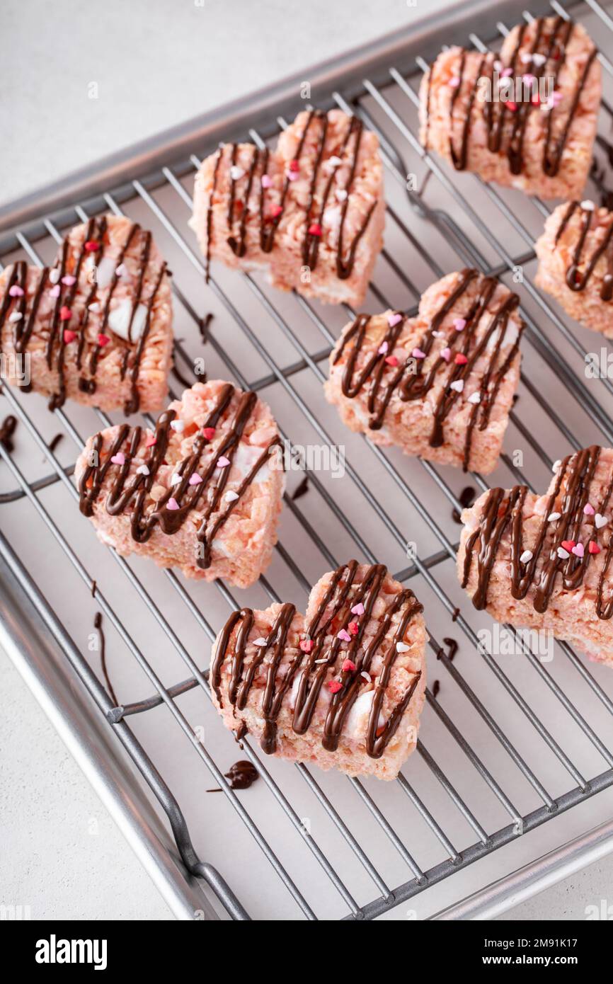 Herzförmige Reiskrispie-Leckereien zum Valentinstag Stockfoto