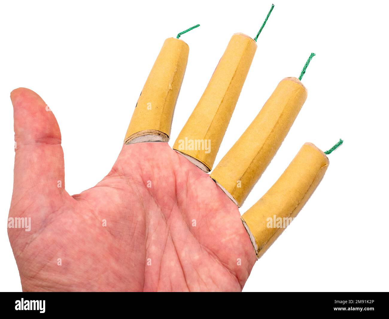 Hand mit Feuerwerkskörpern als Finger, Konzeptfoto der Gefährdung durch den Einsatz von Feuerwerkskörpern Stockfoto