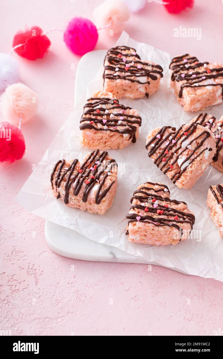 Herzförmige Reiskrispie-Leckereien zum Valentinstag Stockfoto