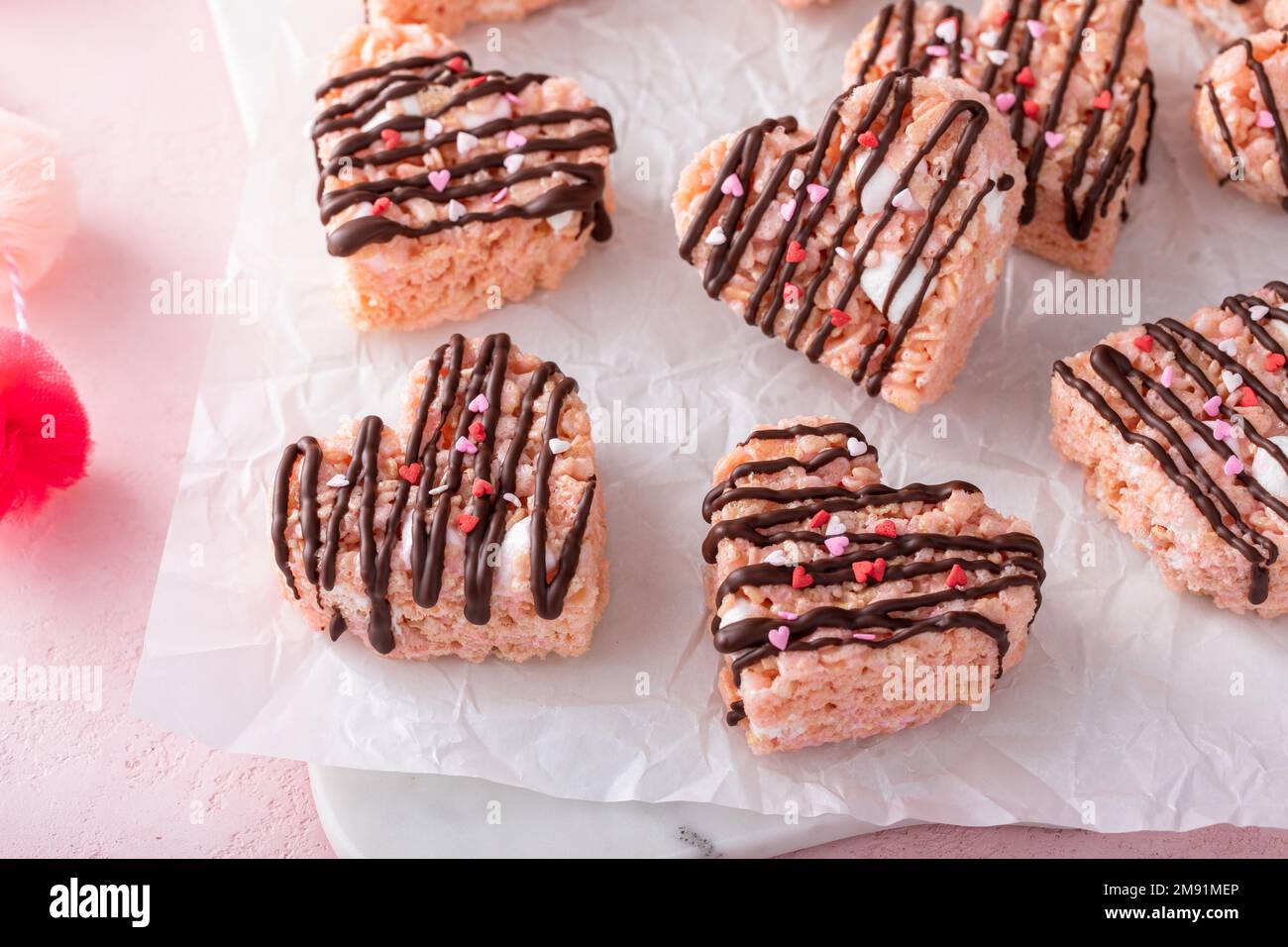 Herzförmige Reiskrispie-Leckereien zum Valentinstag Stockfoto