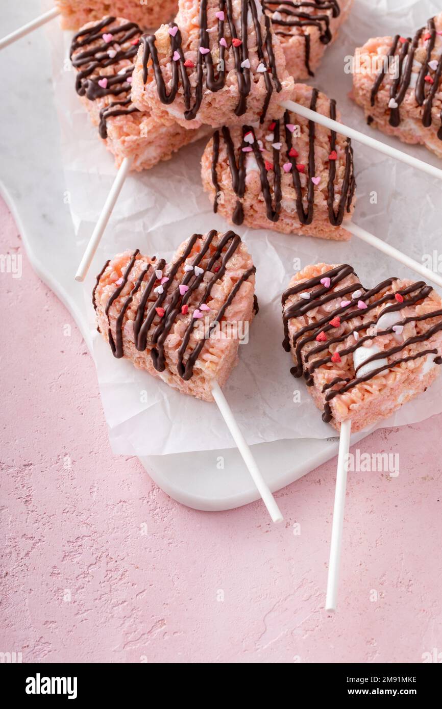 Herzförmige Reiskrispie-Leckereien zum Valentinstag Stockfoto