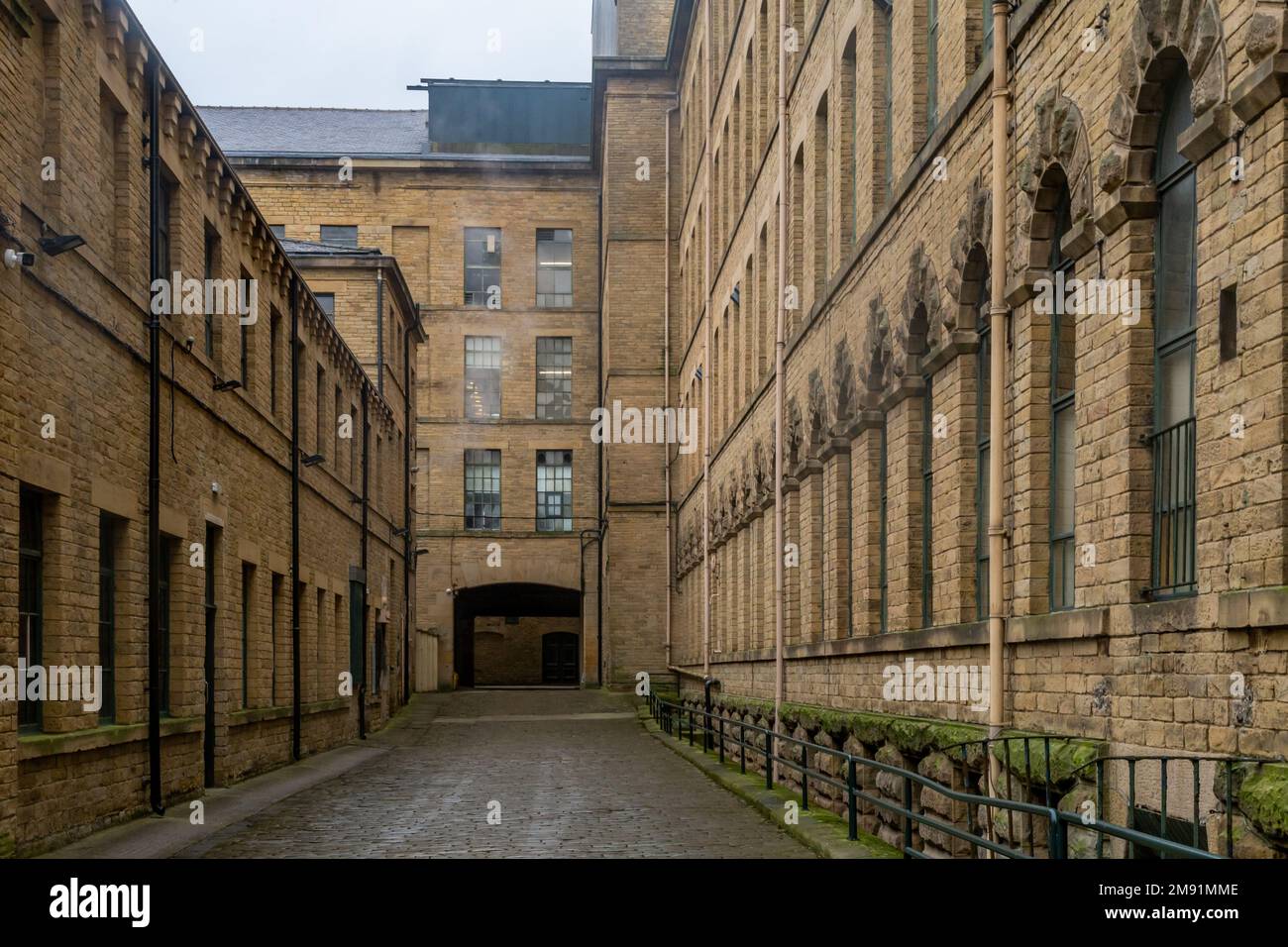 Salts Mill in der UNESCO-Weltkulturerbestätte, Saltaire in Yorkshire. Diese ehemalige Textilfabrik ist jetzt eine Galerie, die David Hockney Kunst zeigt. Stockfoto