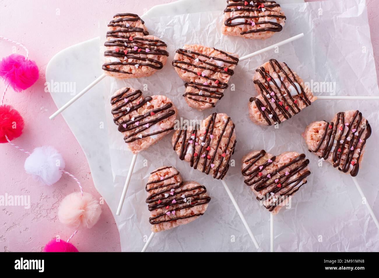 Herzförmige Reiskrispie-Leckereien zum Valentinstag Stockfoto