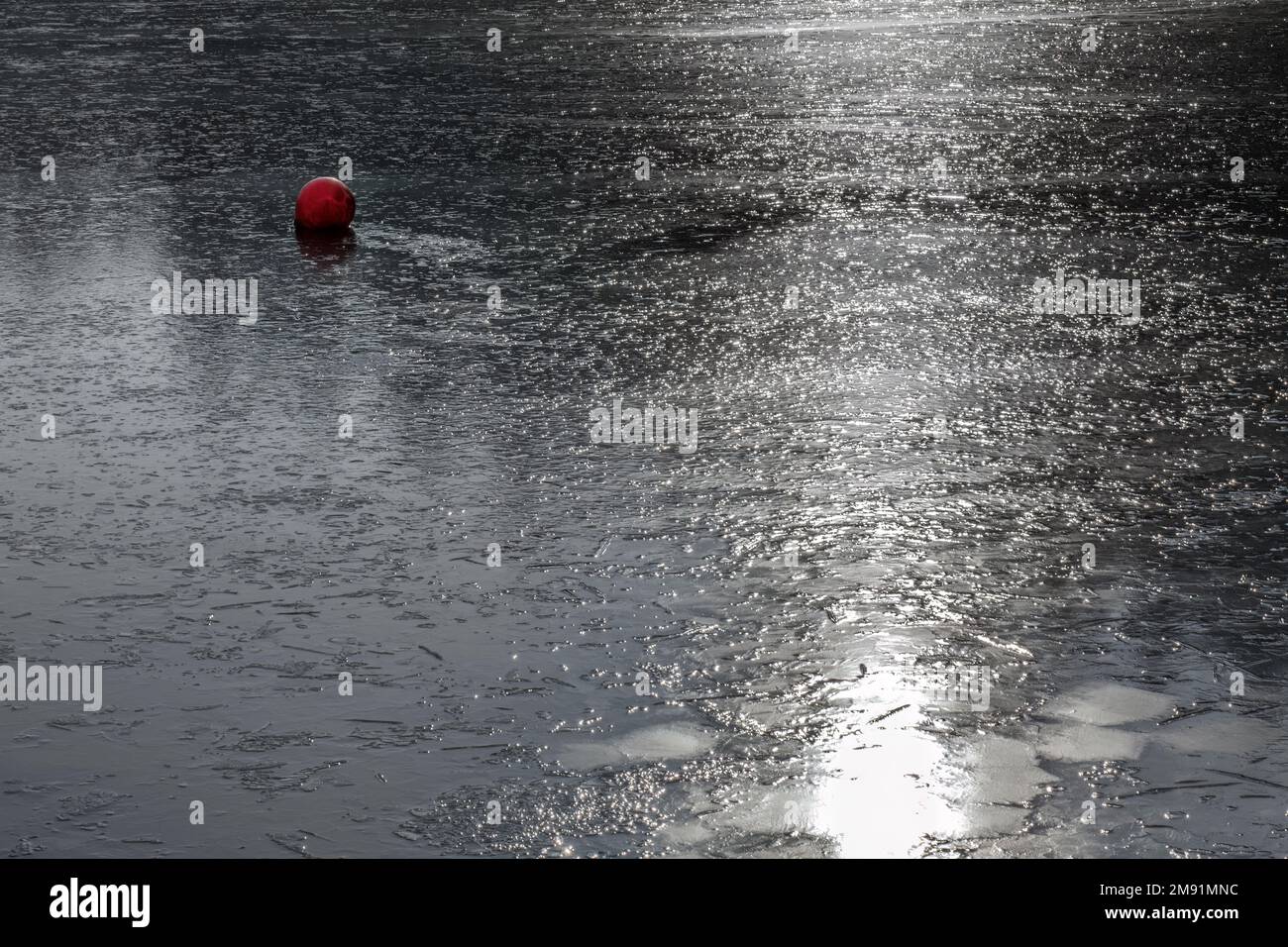 Gefrorener See, Strukturen der Wasseroberfläche Stockfoto