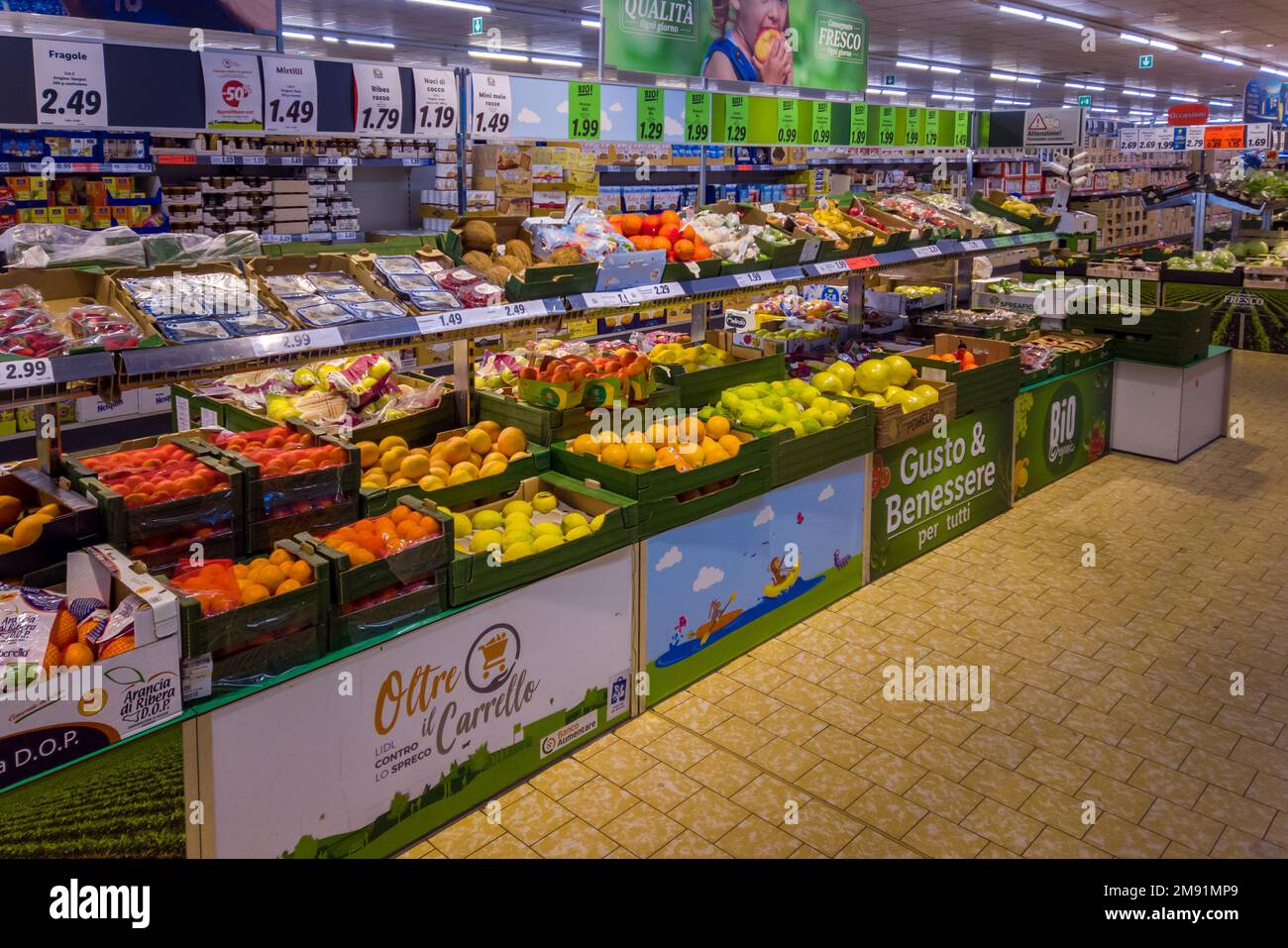 Fossano, Italien - 12. Januar 2023: Obst und Gemüse mit Verkaufsständen mit Kisten mit Orangen, Mandarinen und Zitronen sowie anderen farbigen Früchten zum Verkauf Stockfoto