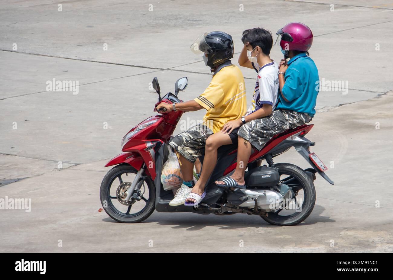 SAMUT PRAKAN, THAILAND, Okt 10 2022, Ein Multi-Generation-Trio fährt ein Motorrad Stockfoto