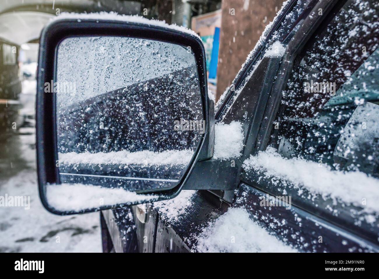 Auto windschutzscheibe schnee -Fotos und -Bildmaterial in hoher