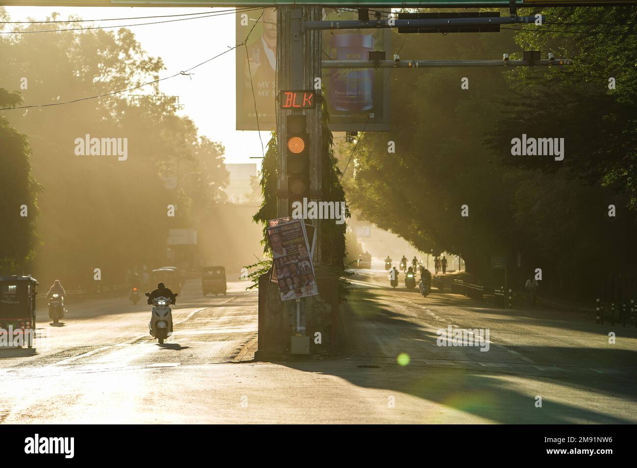 Morgen gelbe Sonnenstrahlen auf den Straßen von raipur, chhattisgarh, Straße von raipur am Morgen, Sonnenlicht berührt die leere Straße am Morgen, rotes Licht Stockfoto