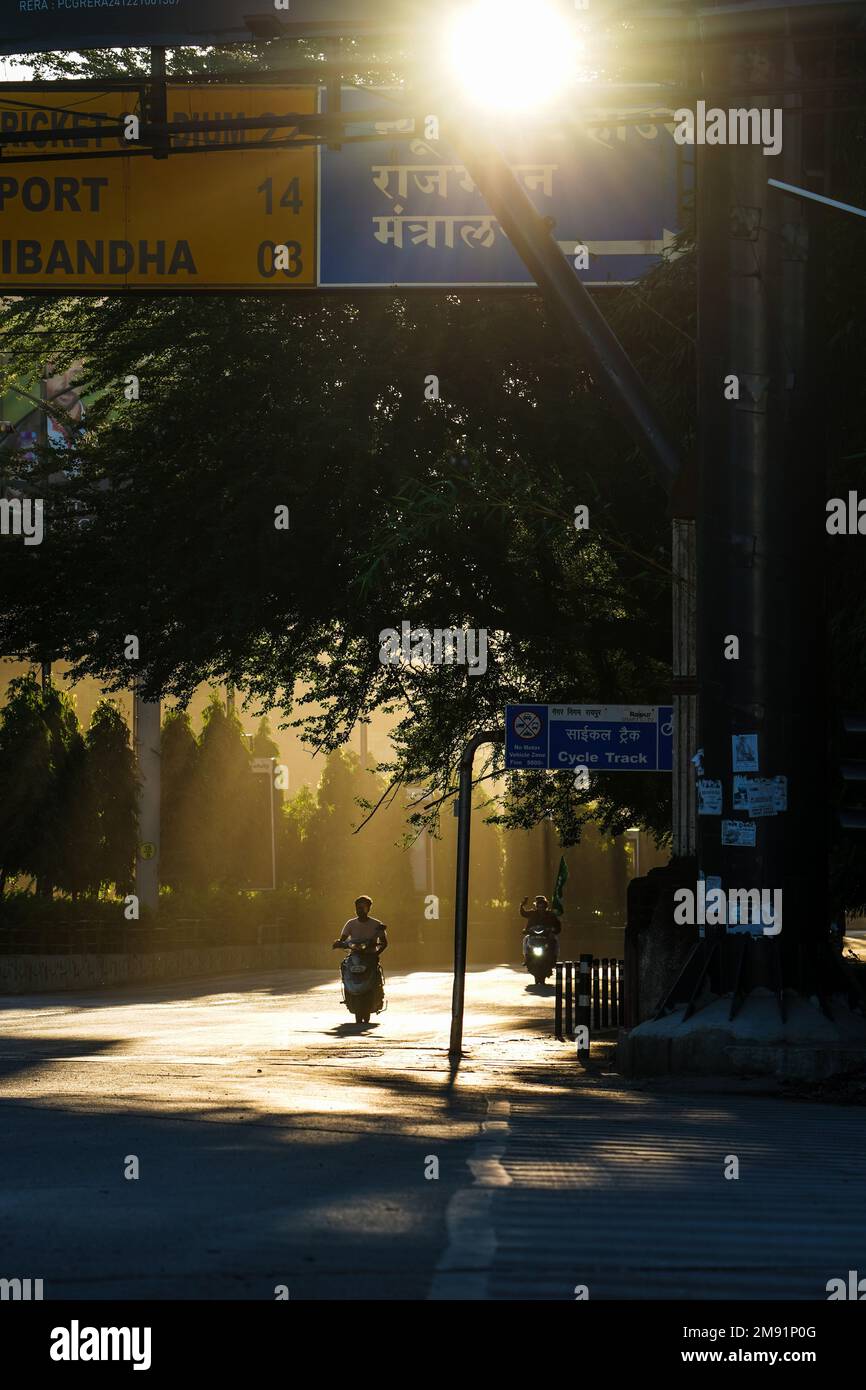 Morgen gelbe Sonnenstrahlen auf den Straßen von raipur, chhattisgarh, Ghadi chowk Straße von raipur am Morgen, Sonnenlicht berührt die leere Straße am Morgen Stockfoto