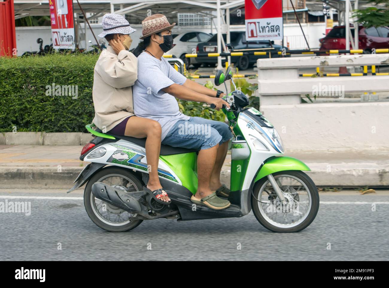 BANGKOK, THAILAND, 06 2022. DEZEMBER, das Paar fährt auf der Straße mit dem Motorrad. Stockfoto