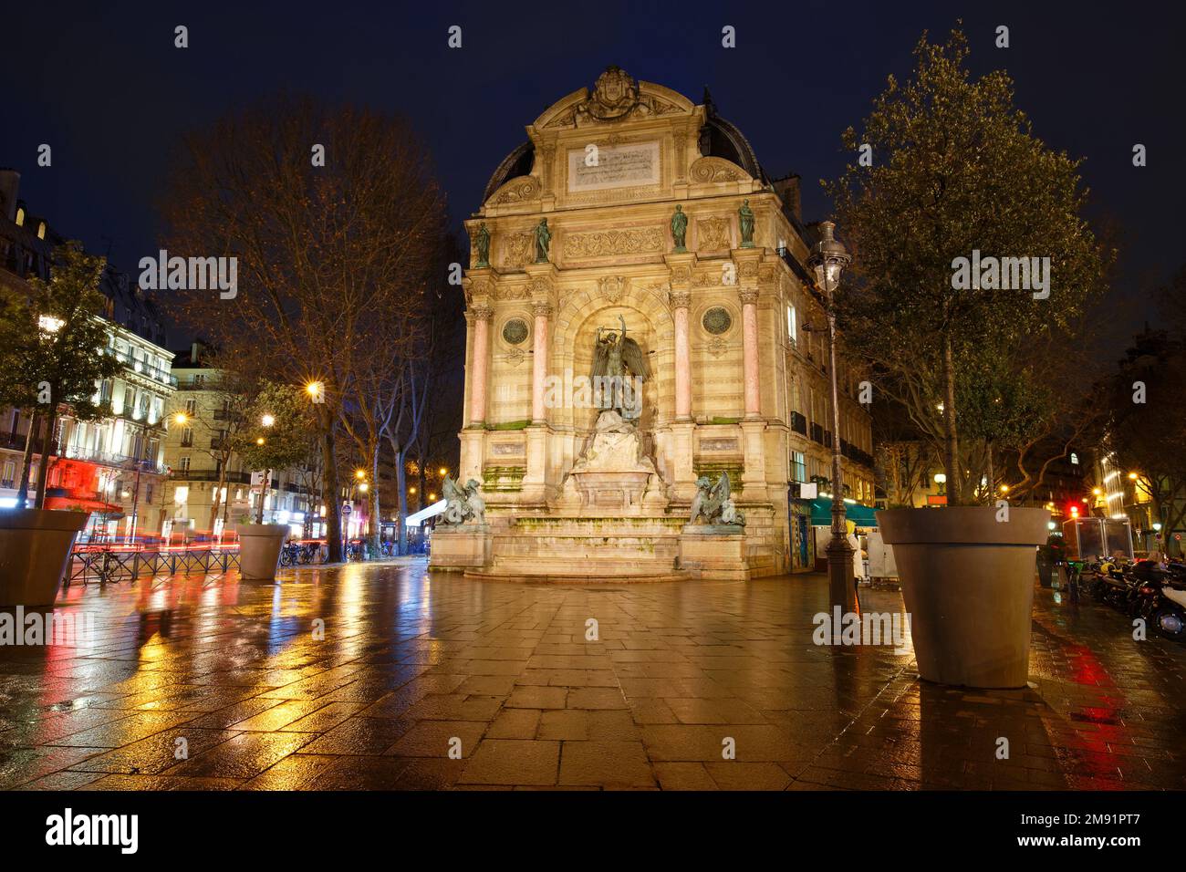 Der Brunnen SaintMichel am Place SaintMichel in Paris, Frankreich. Es