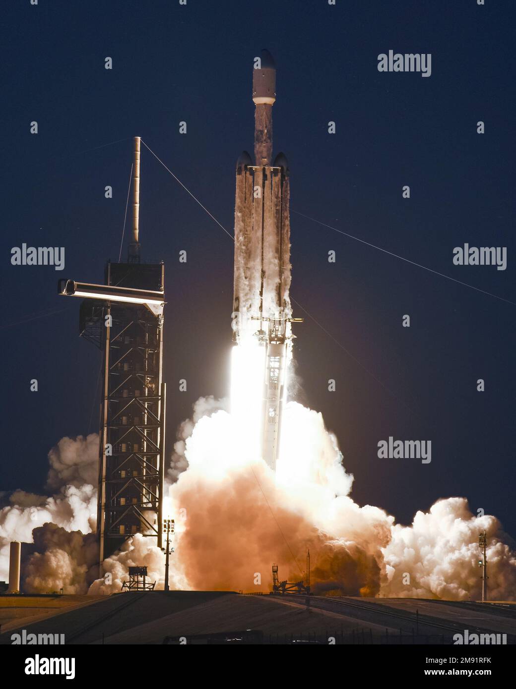 A SpaceX Falcon Heavy startet um 5:56 Uhr aus Komplex 39A im Kennedy Space Center, Florida, am Sonntag, den 15. Januar 2023. Das schwere Fahrzeug startet die USSF 67, einen Kommunikationssatelliten, für die US Space Force. Foto: Joe Marino/UPI Credit: UPI/Alamy Live News Stockfoto