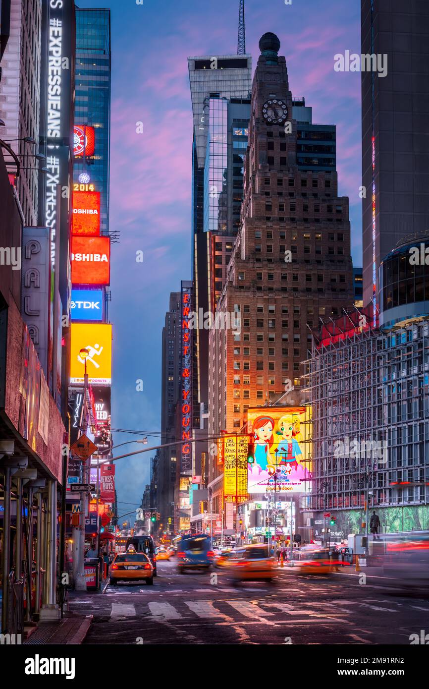 Blick vom Times Square in Midtown Manhattan nach Süden. Bekannt als „Kreuzung der Welt“, ist der Times Square eine der geschäftigsten Fußgängerzonen auf der Straße Stockfoto